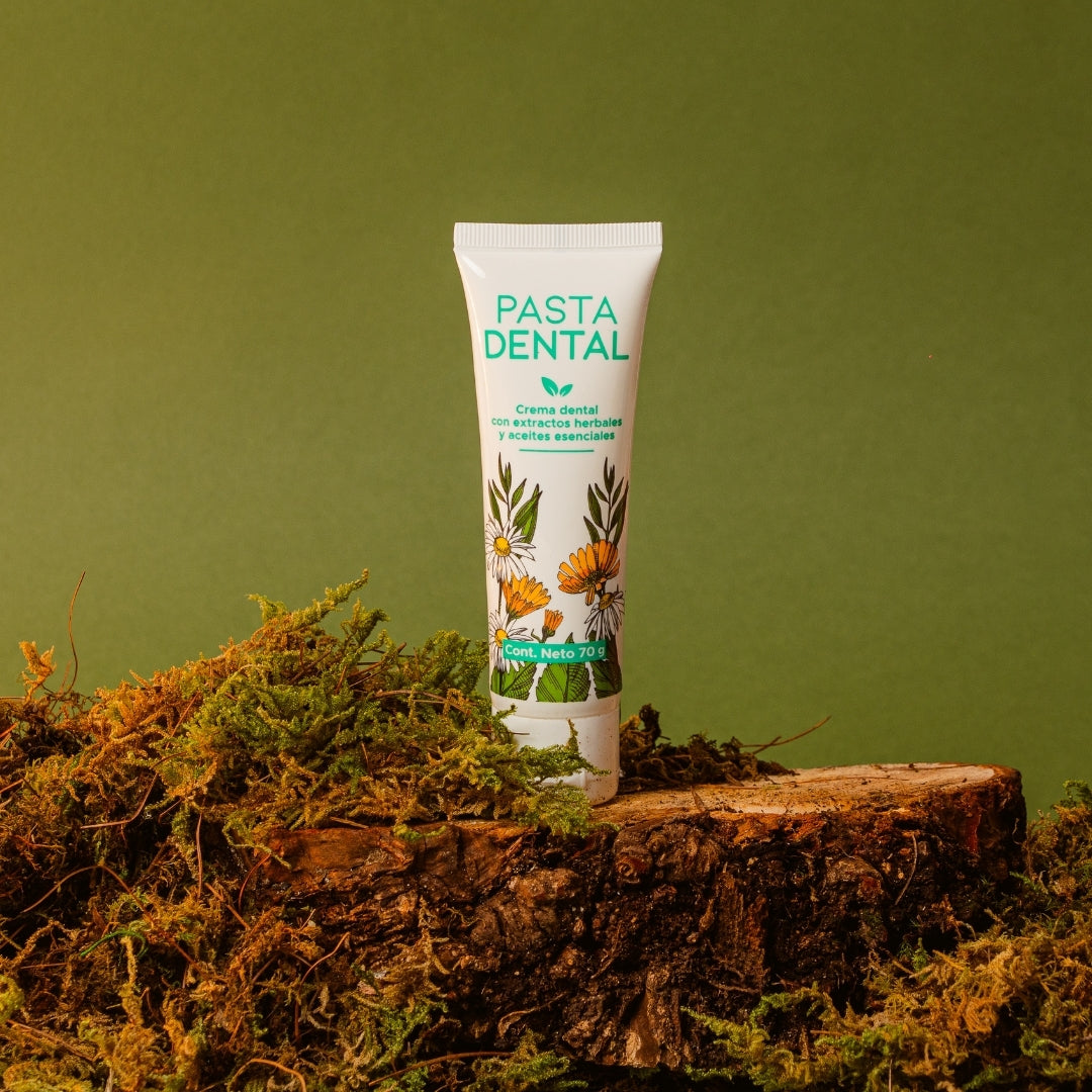 Pasta Dental · Crema Dental Con Extractos Herbales y Aceites Esenciales · 70 g